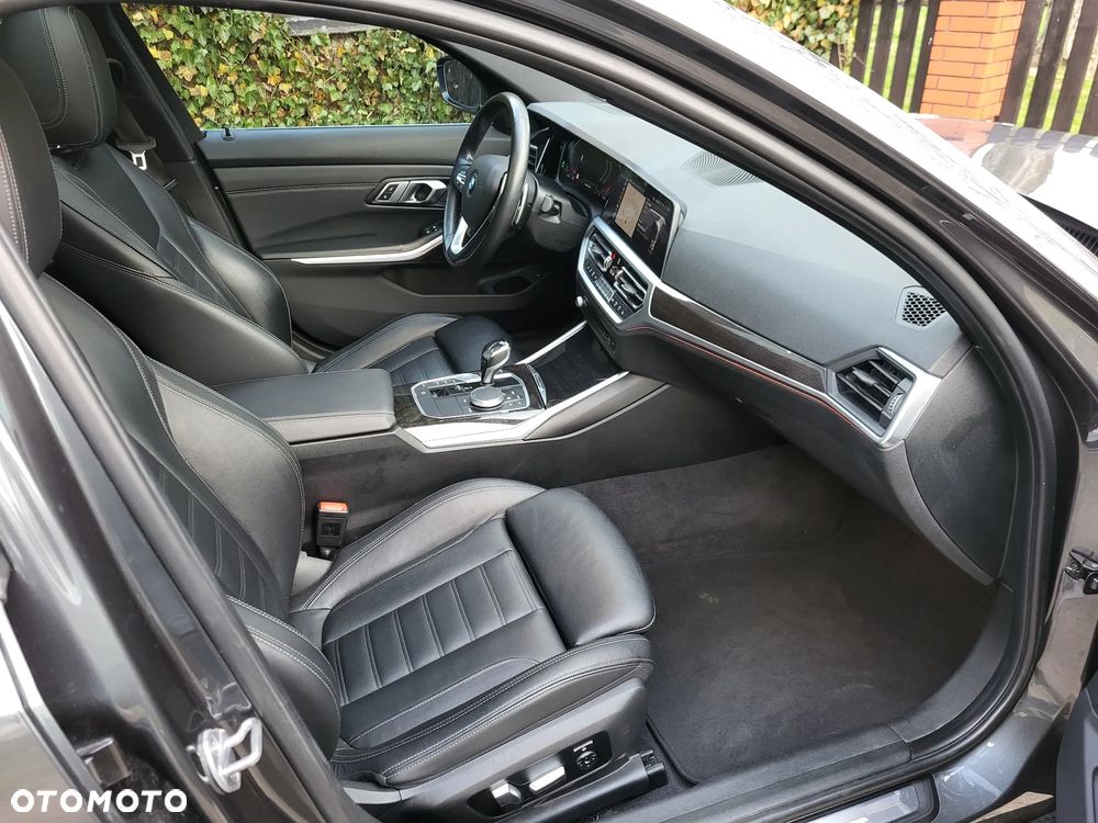 BMW Seria 3 330i Sport Line - 31