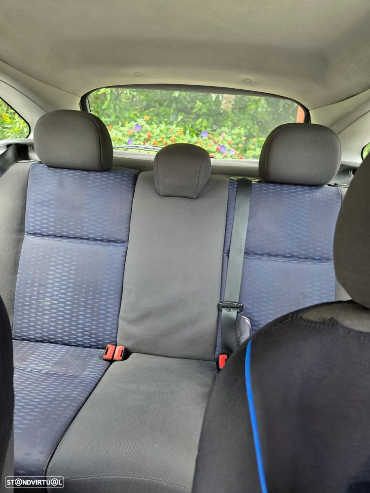 Ford Focus 1.6 Ghia - 8