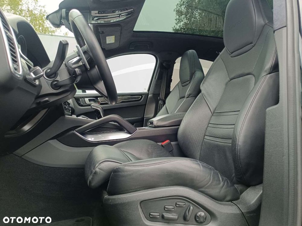 Porsche Cayenne - 26