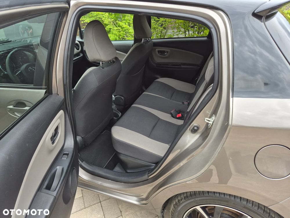 Toyota Yaris Hybrid 100 Business Edition - 18