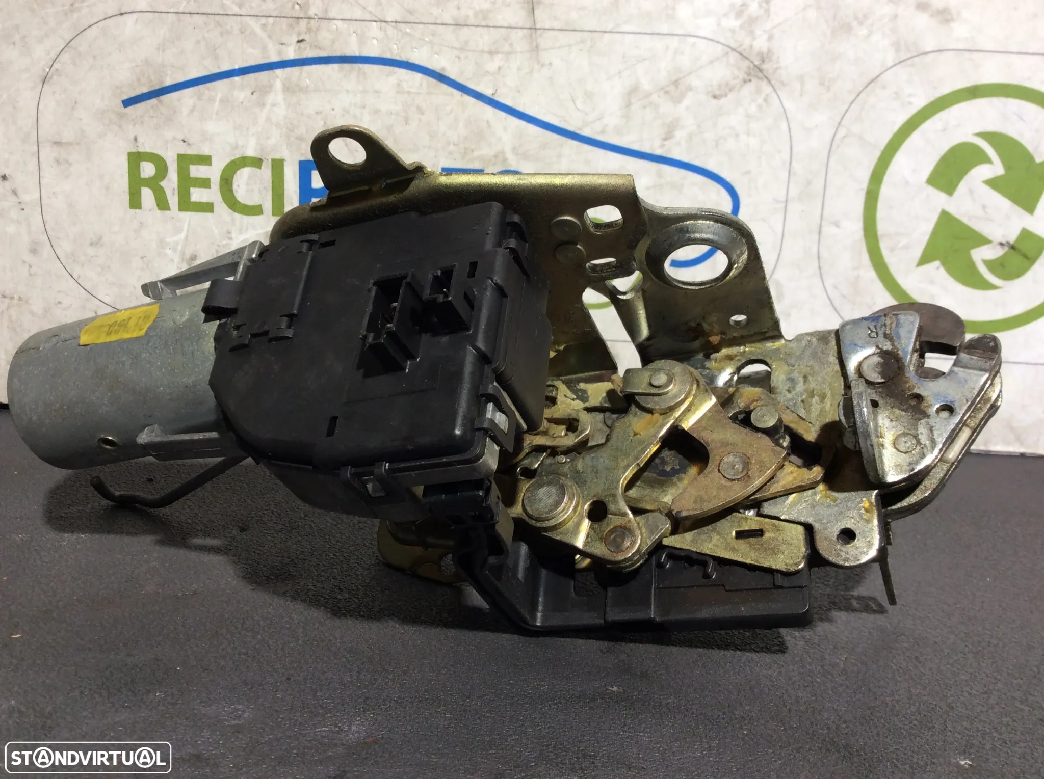 Fecho da Mala Mercedes E 320 CDi 197cv W210 ano 1996 a 2003  A2107400530 - 3