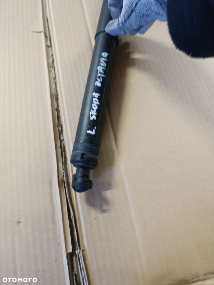 SKODA OCTAVIA IV 4 SIŁOWNIK KLAPY BAGAŻNIKA LEWY 5E7827851 - 2