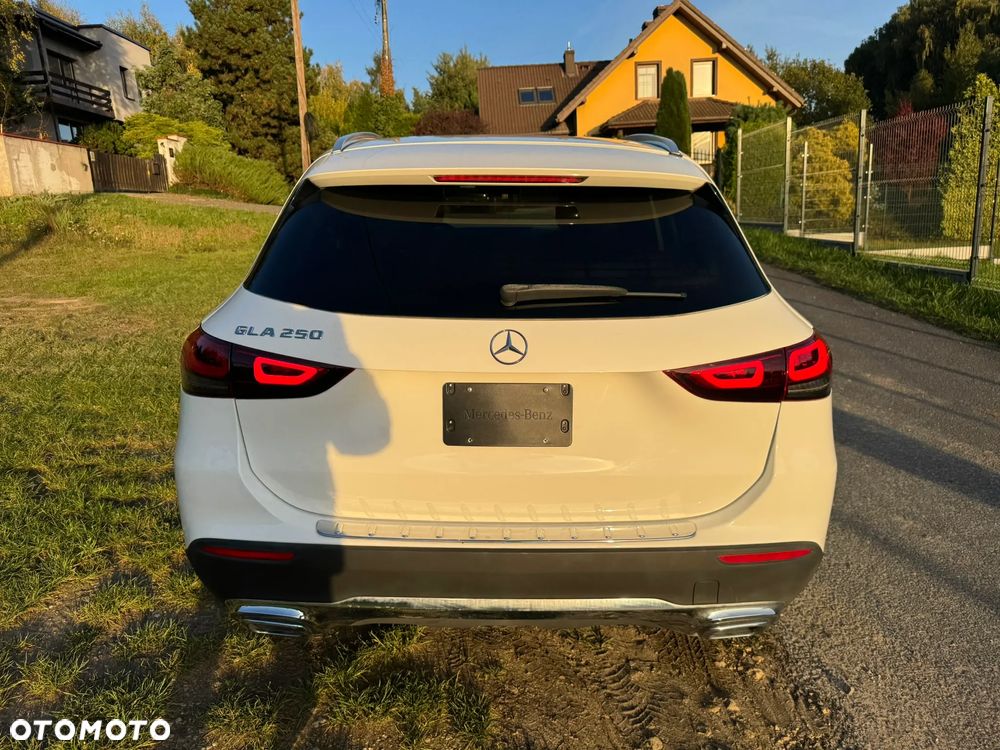 Mercedes-Benz GLA 250 8G-DCT - 4