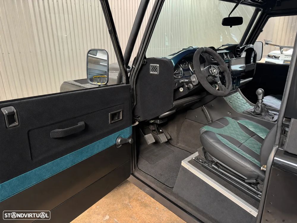 Land Rover Defender - 21