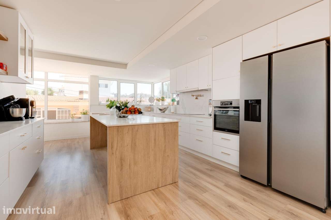 Moradia T4 renovada junto à Praia de Árvore | 397 m2, jardim, 2... - Grande imagem: 5/34