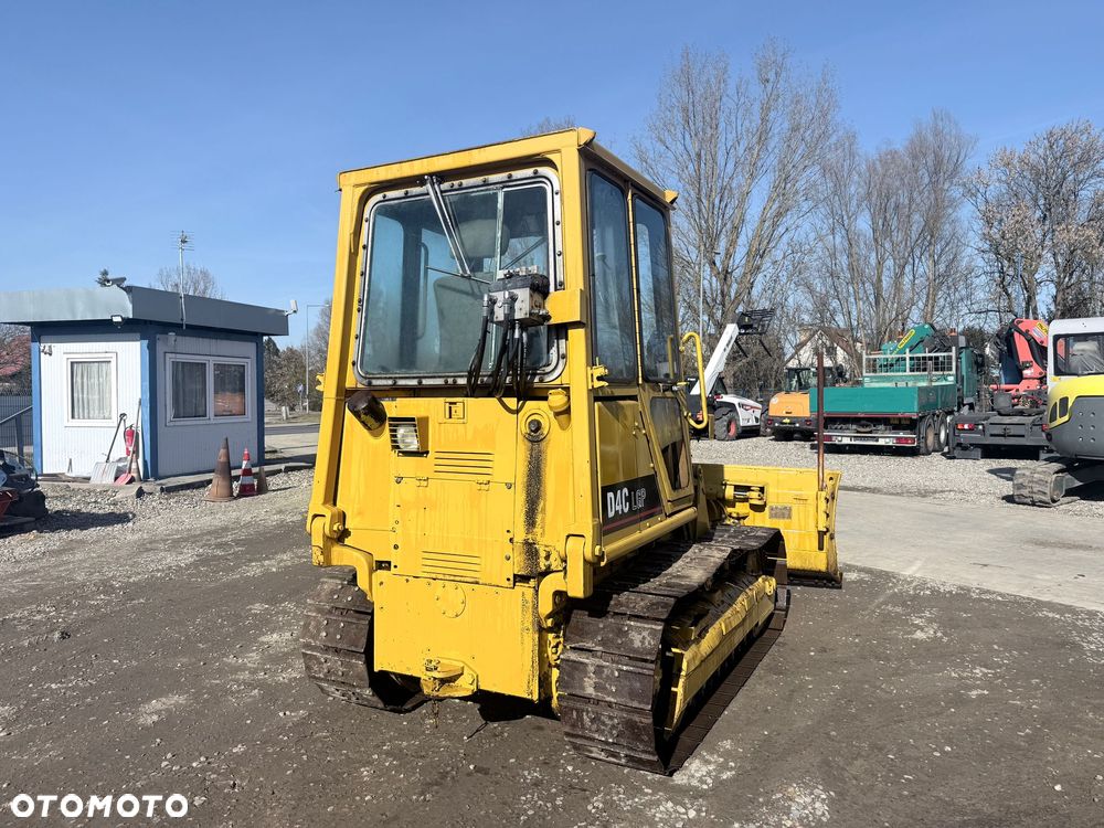 Caterpillar CAT D4C - 12