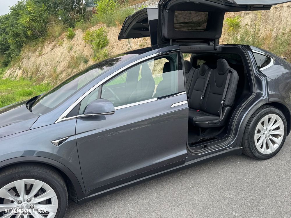 Tesla Model X - 12