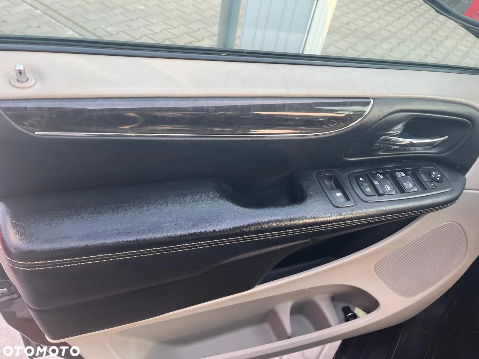 Chrysler Town & Country 3.6 Limited - 17