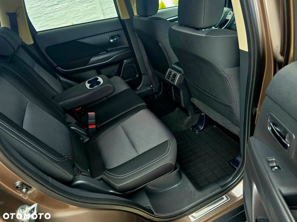 Mitsubishi Outlander 2.0 Instyle + 4WD CVT - 22