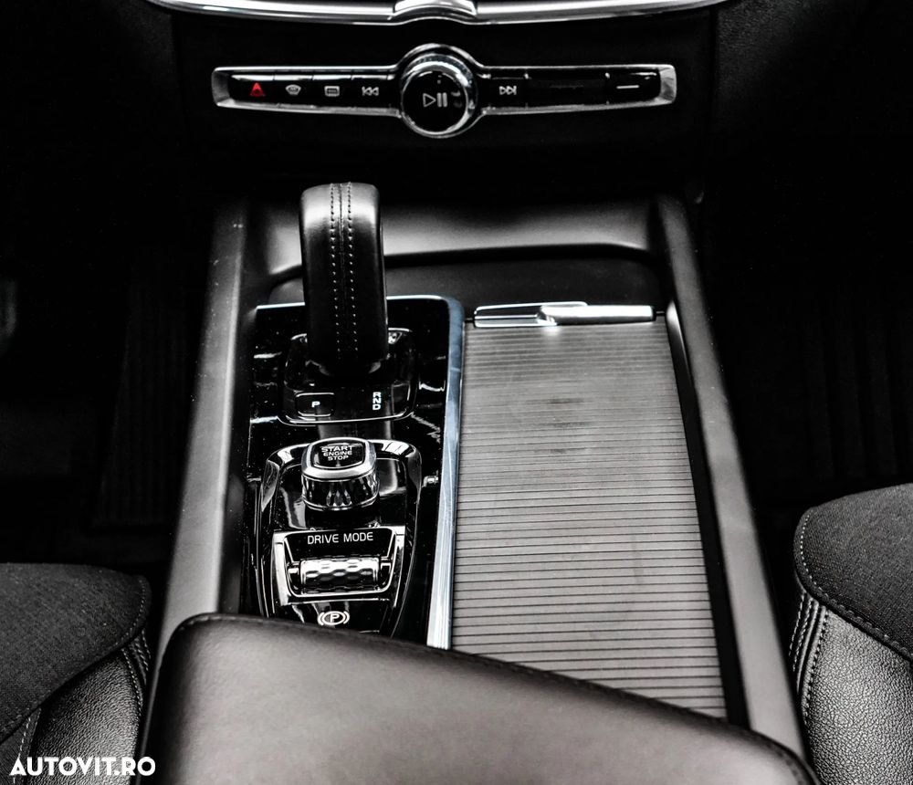 Volvo XC 60 B4 MHEV AT8 AWD Momentum Pro - 18