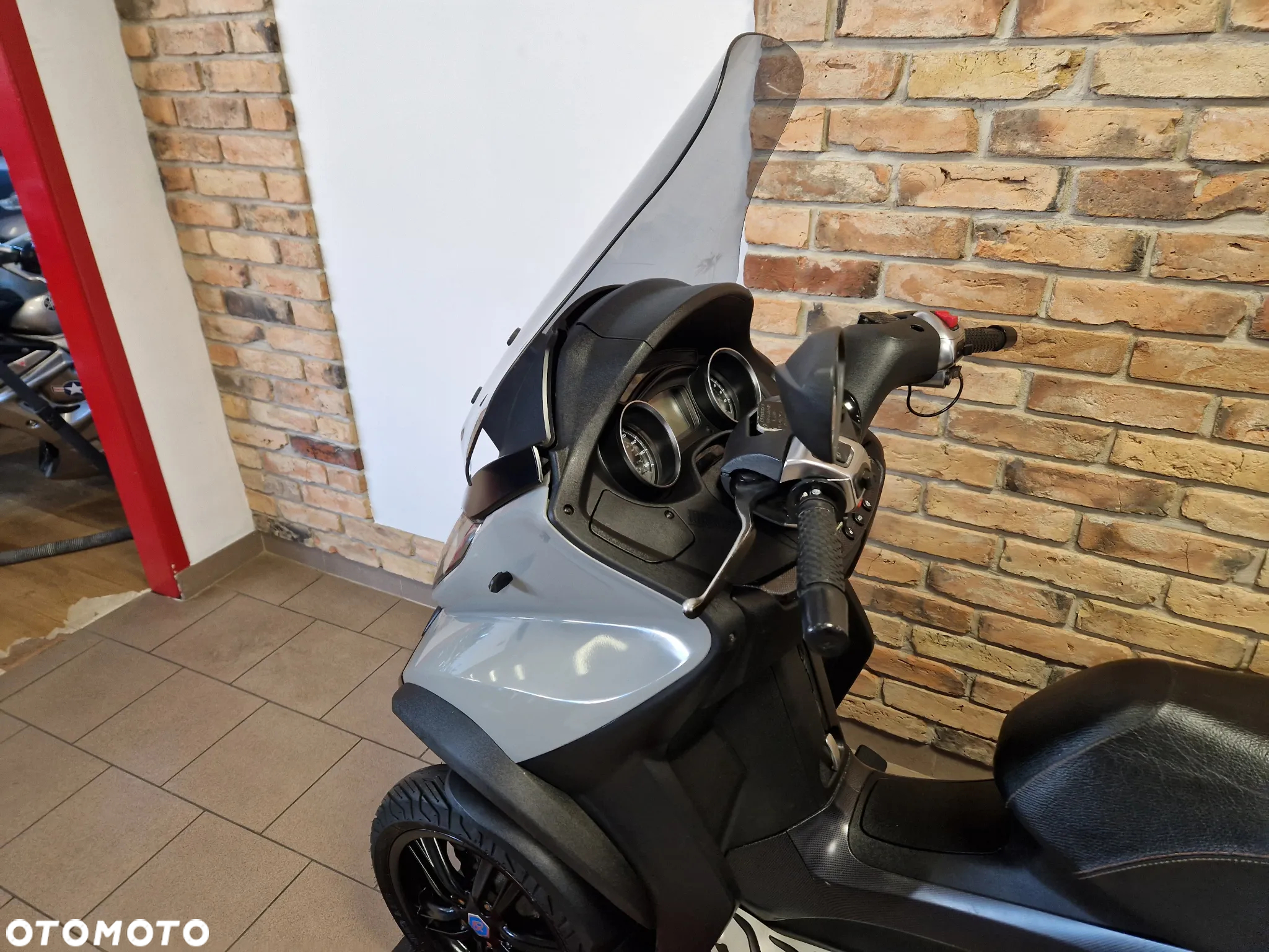 Piaggio MP-3 - 15