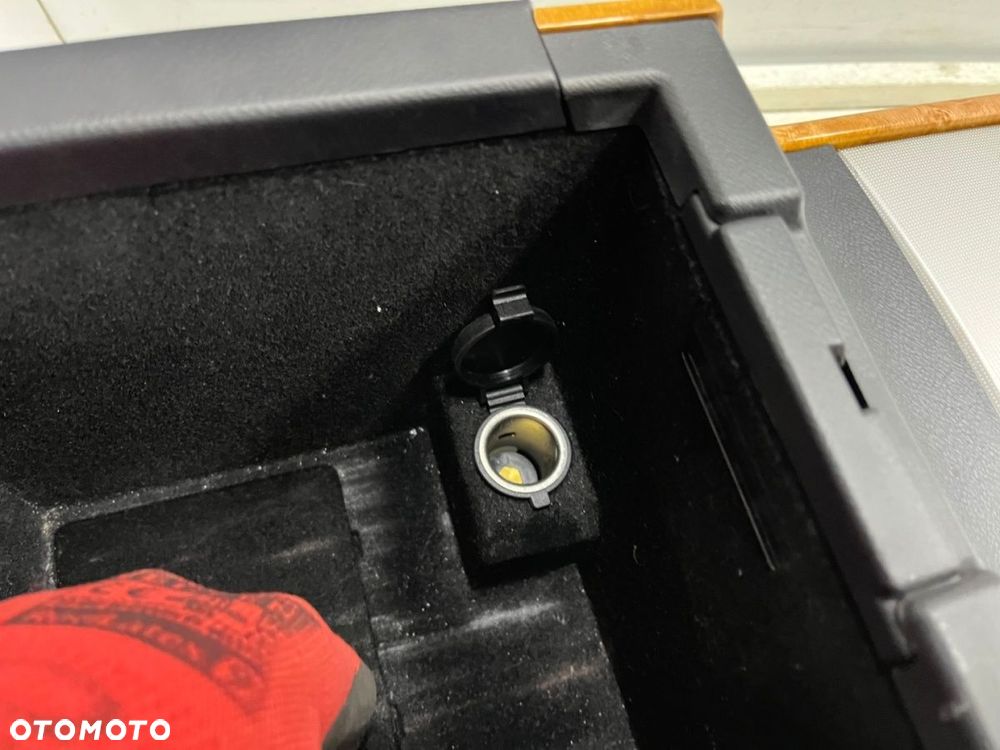 Tunel środkowy Hyundai Grandeur IV 05-11r. podłokietnik uchwyt na kubki - 9