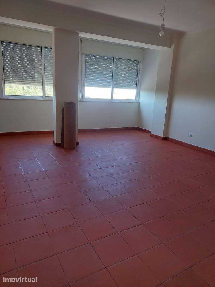 Apartamento T2 em Linda-a-Velha, com elevador e cozinha equipada - Grande imagem: 2/5