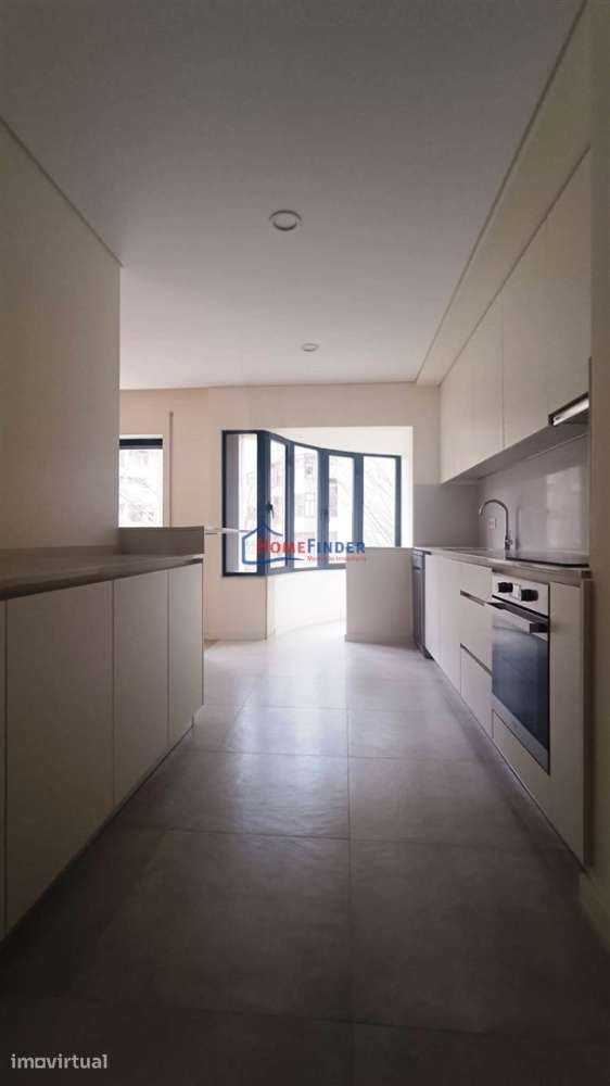 T3 Renovado no Centro de Braga com Suite, Garagem e Acabamentos Modern - Grande imagem: 3/26