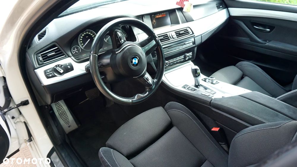 BMW Seria 5 525d xDrive Touring - 26