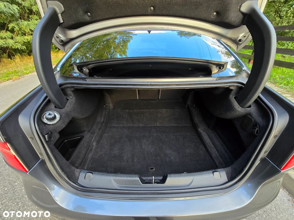 Jaguar XE 2.0 D Prestige - 29