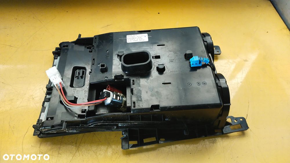 A2126802110 UCHWYT NA KUBKI POPIELNICZKA MERCEDES W212 - 2