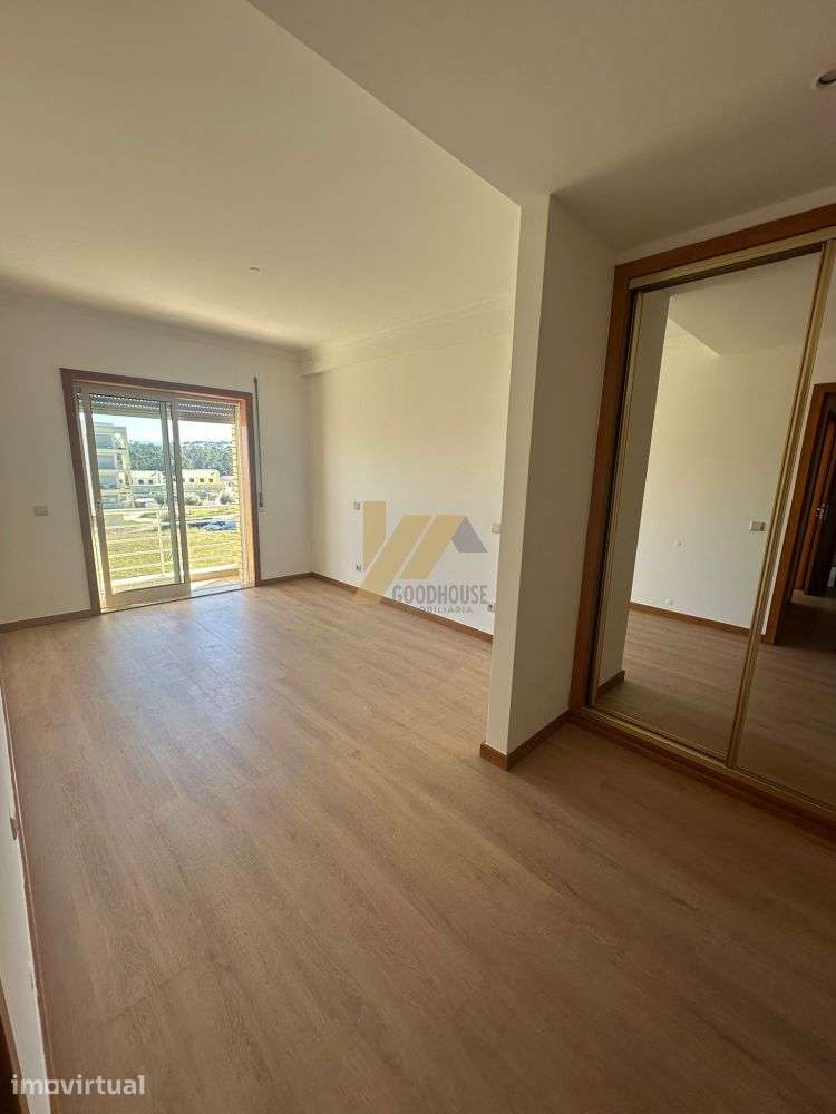 Apartamento T2+1 com varanda e dois lugares de garagem