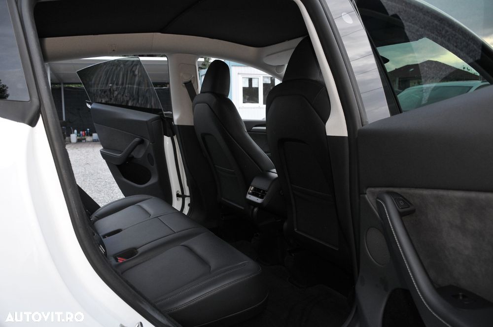 Tesla Model Y Long Range Dual Motor AWD - 11