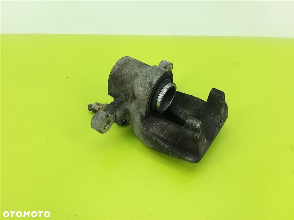 Zacisk hamulcowy tył prawy Toyota Avensis  II T25 2003-2006R 5 DRZWI HB - 5