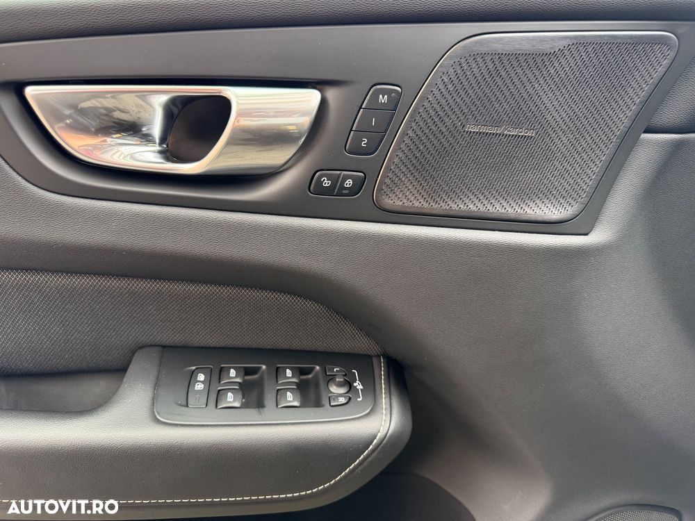 Volvo XC 60 B4 MHEV AT AWD Ultimate Dark - 31