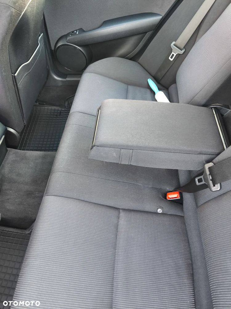 Mercedes-Benz Klasa C 180 CGI BlueEff Avantgarde - 29