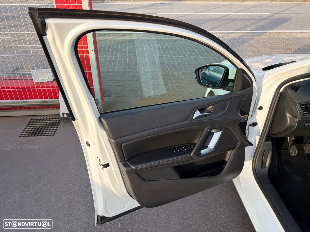 Peugeot 308 1.2 PureTech Allure J17 - 21