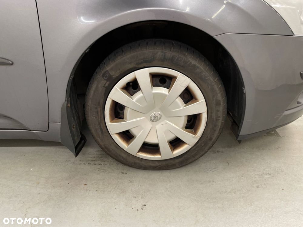 Toyota Avensis 2.0 D-4D 2010 - 16