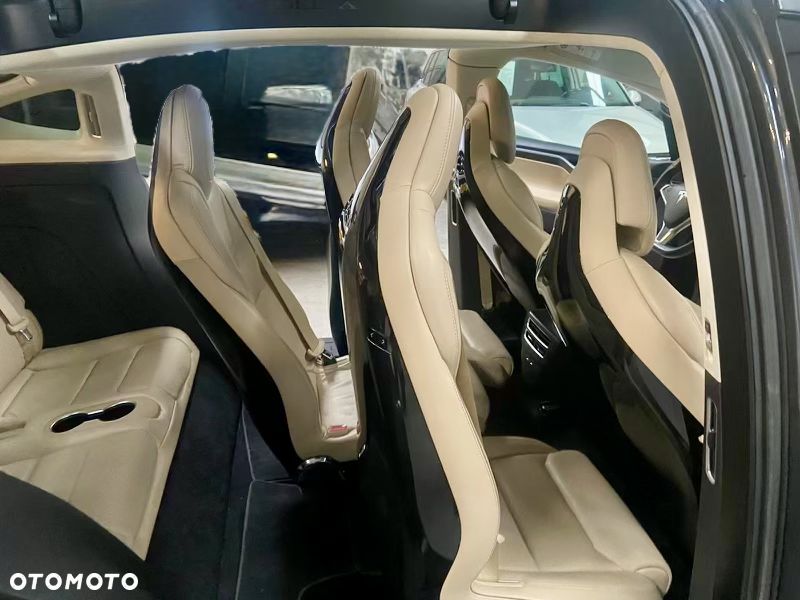 Tesla Model X - 10