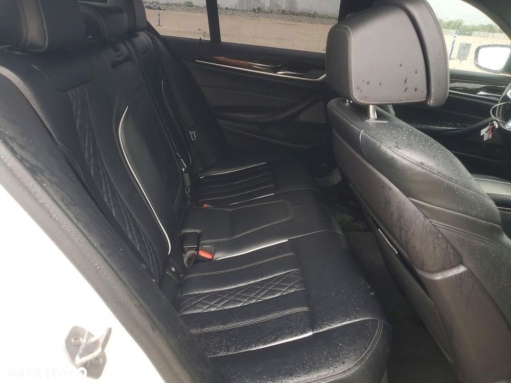 BMW Seria 5 M550i xDrive sport - 10