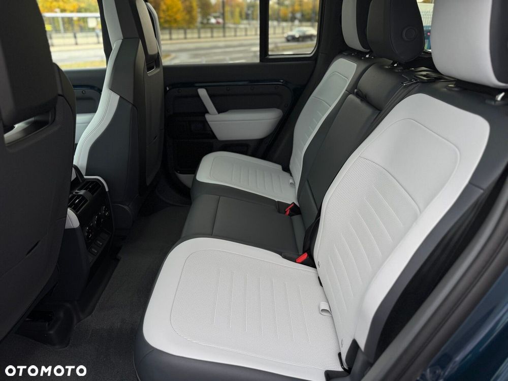 Land Rover Defender - 38