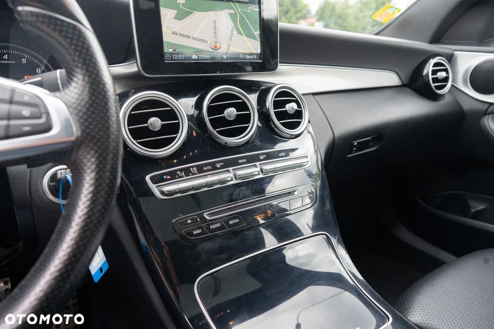 Mercedes-Benz Klasa C 180 9G-TRONIC AMG Line - 19