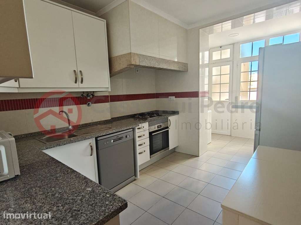Apartamento T5 com terraço e duas varandas no Arreiro - Grande imagem: 2/21