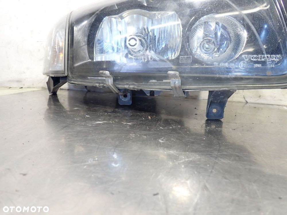 LAMPA PRAWA PRZEDNIA VOLVO S80 2.4 8693653 - 4