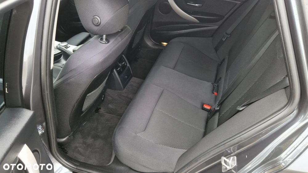 BMW Seria 3 320d Touring Luxury Line - 26