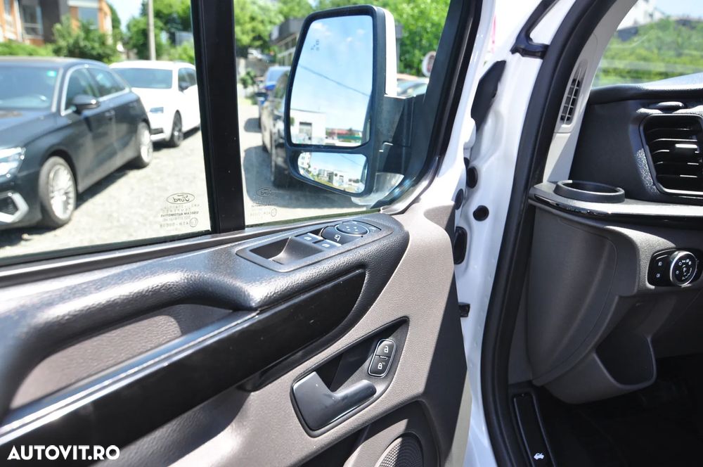 Ford Tourneo Custom Bus 320 2.0 EcoBlue 185 CP L1H1 Titanium Aut. - 11