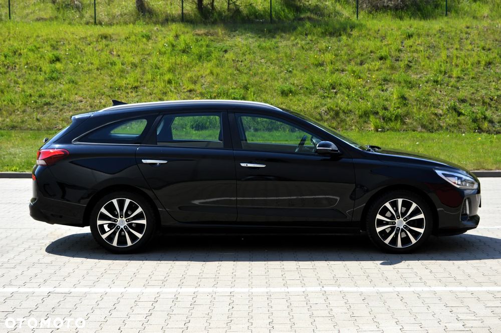 Hyundai i30 blue Kombi 1.6 CRDi YES Gold - 30