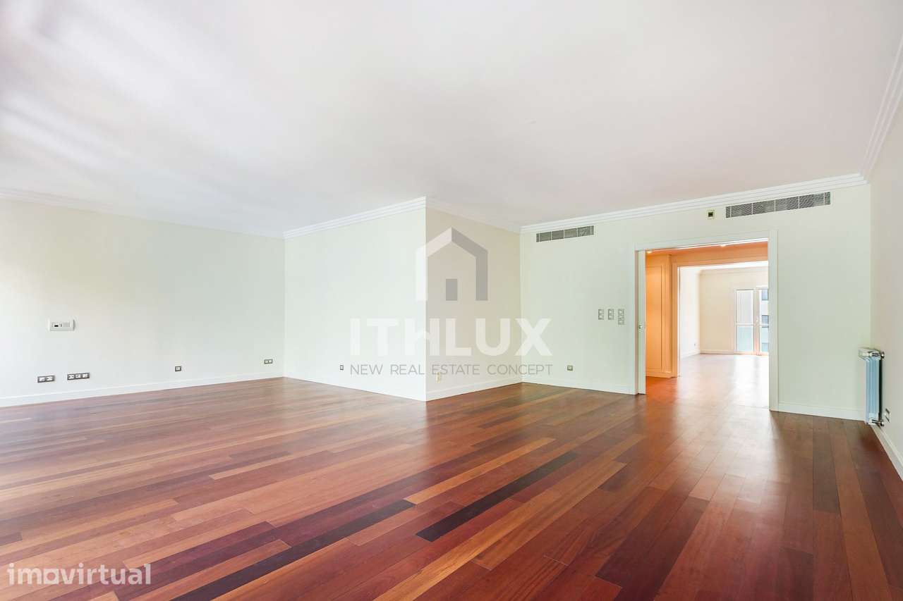 Apartamento T4 nas Avenidas Novas, com 4 lugares de garagem - Grande imagem: 2/31