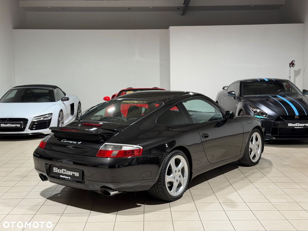Porsche 911 Carrera 4 - 12