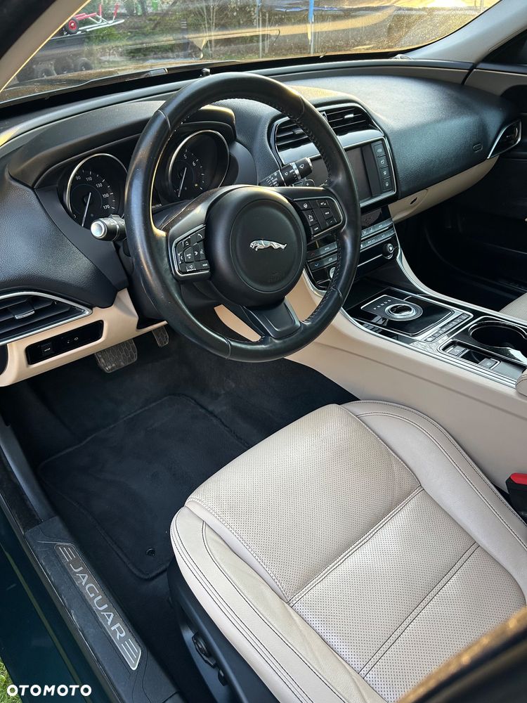 Jaguar XE 25t Prestige - 9
