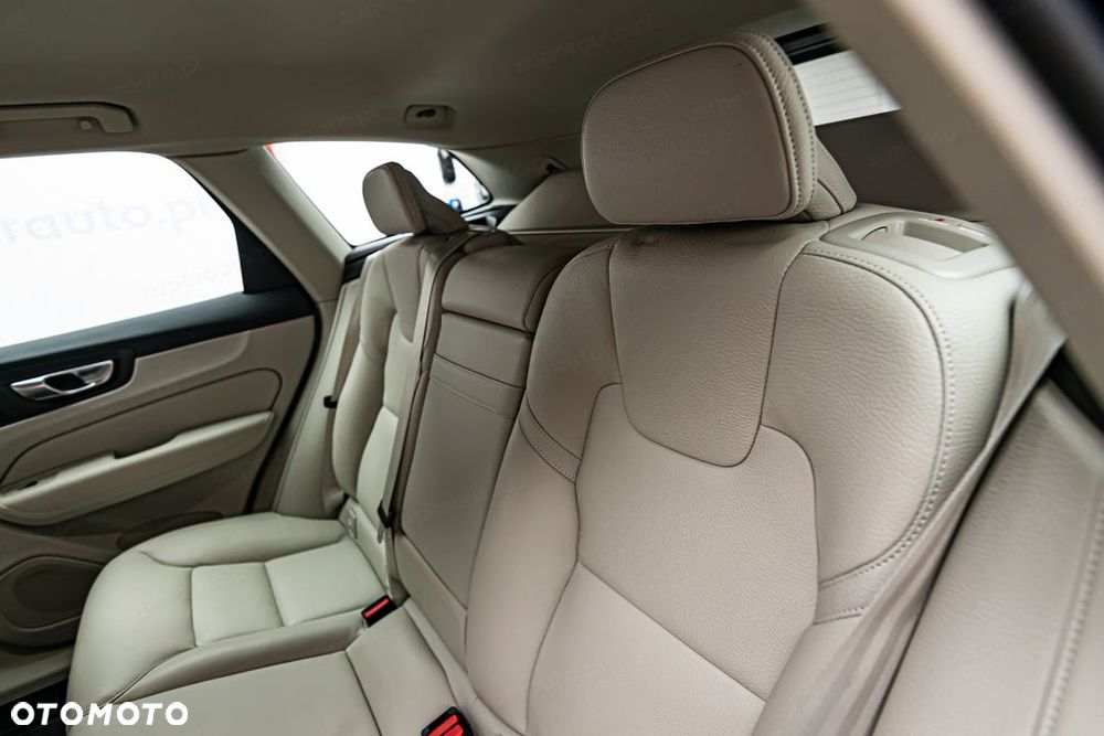 Volvo XC 60 B4 D AWD Momentum Pro - 27