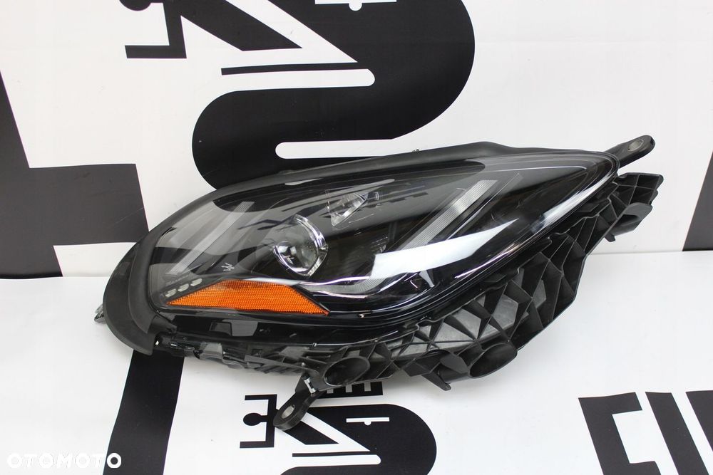 PRAWY REFLEKTOR LED MASERATI GRANTURISMO 2023 USA - 2