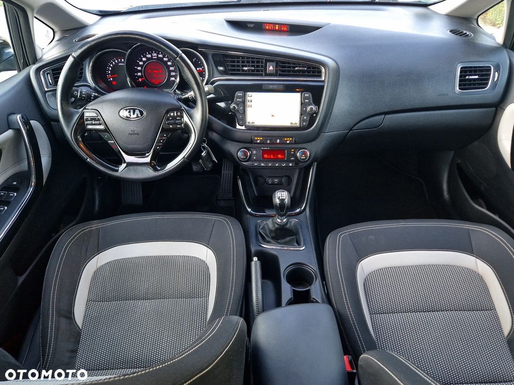 Kia Ceed 1.6 GDI Dream Team Edition - 30