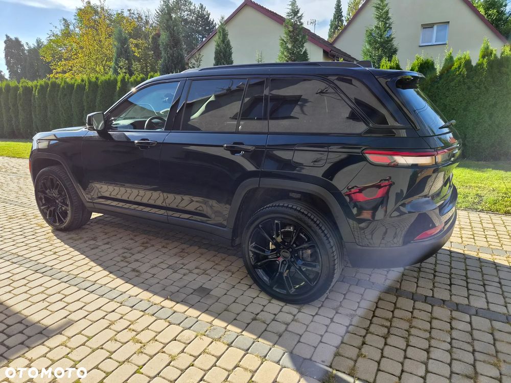 Jeep Grand Cherokee - 32