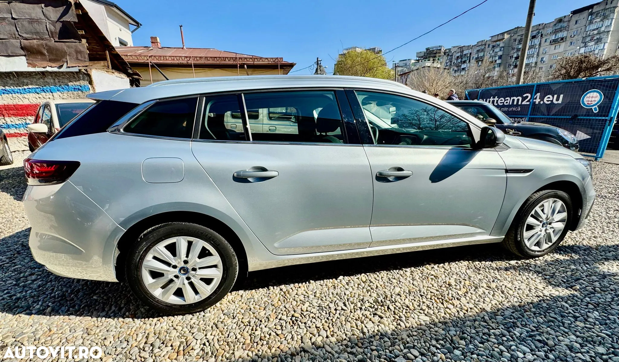 Renault Megane Grandtour E-TECH Plug-in 160 BUSINESS EDITION - 13