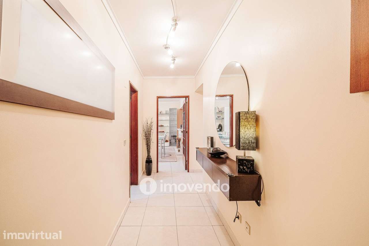 Apartamento T4, com áreas generosas, em Almada - Grande imagem: 2/53