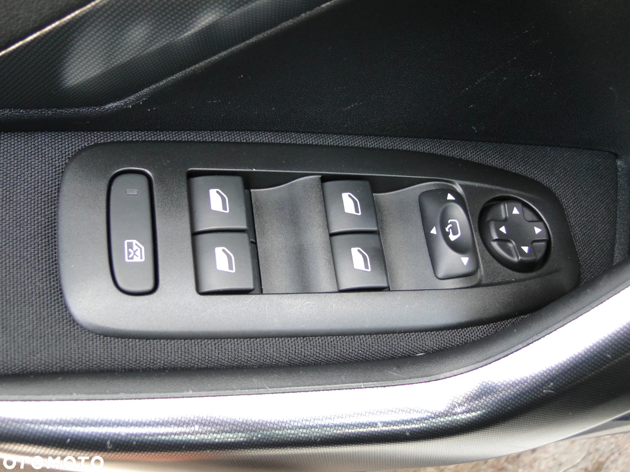 Peugeot 2008 PureTech 110 GPF EAT6 Black Edition - 21