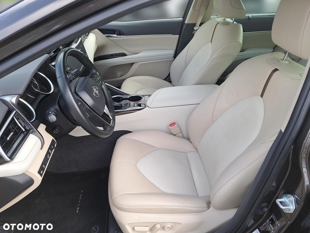 Toyota Camry 2.5 Hybrid Executive CVT - 16
