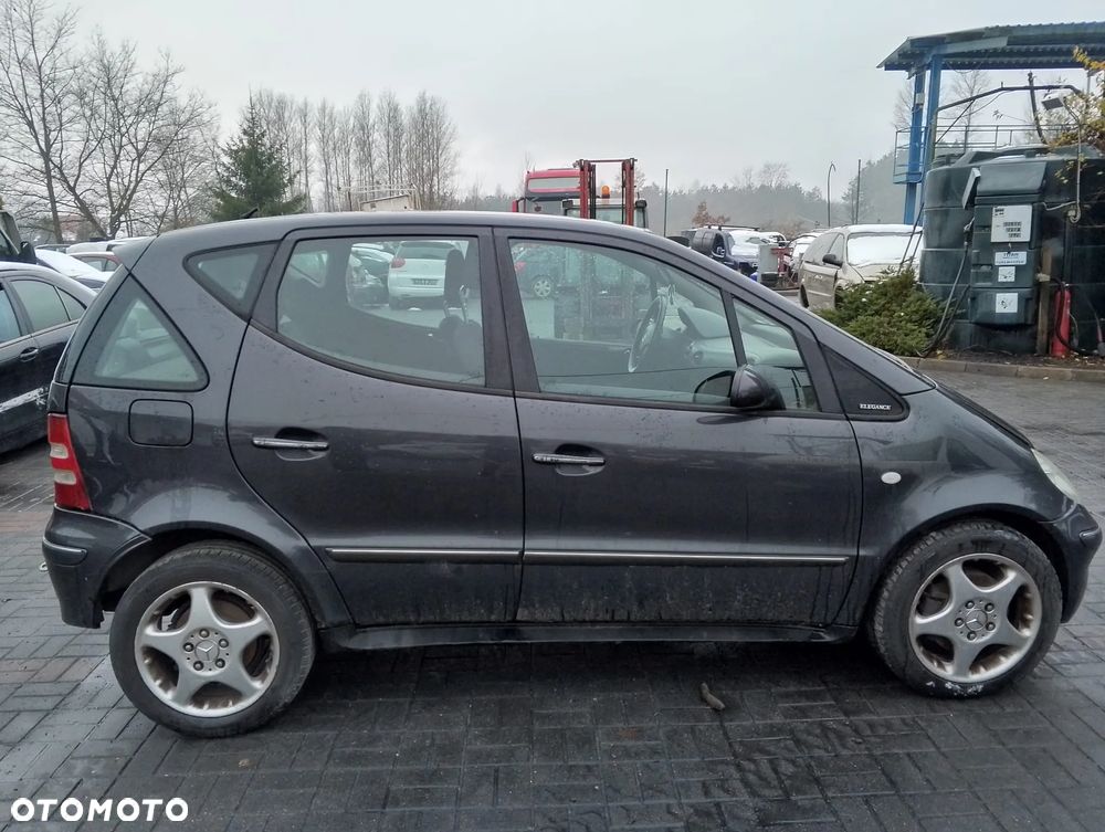 Mercedes – Benz Klasa A W168 FL (01-04r.) 1.9 B 125KM. Silnik 166990 (166.990) Skrzynia 716506 (716.506) (Przeł. 3.72) lakier 195 - METEOR GRAU. Cały na części. GWARANCJA !!!  Przód Tył Zestaw Komplet Drzwi Klapa Zderzak Błotnik Maska Grill Atrapa Szyba Pas Lampa Lusterko Boczki Fotel Kanapa Kokpit Deska Rozdzielcza Przełącznik Włącznik Sterownik Przewody Wiązka Instalacja Moduł Komputer Czujnik Listwa Pompa Alternator Wtryski Głowica Rozrusznik Kompresor Sprzęgło Dwumas Silnik Skrzynia ABS Klimatyzacji Paliwa Wspomagania Kolektor Turbina Przepustnica Zawór Chłodnica Koło Hak Belka Sanki Zawieszenie Mcpherson Półoś Amortyzator Wydech Tłumik Zacisk Most - 6
