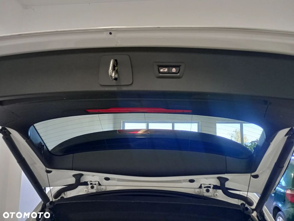 BMW Seria 2 218d - 12